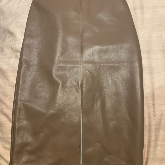 Babaton vegan leather skirt - Picture 4 of 6